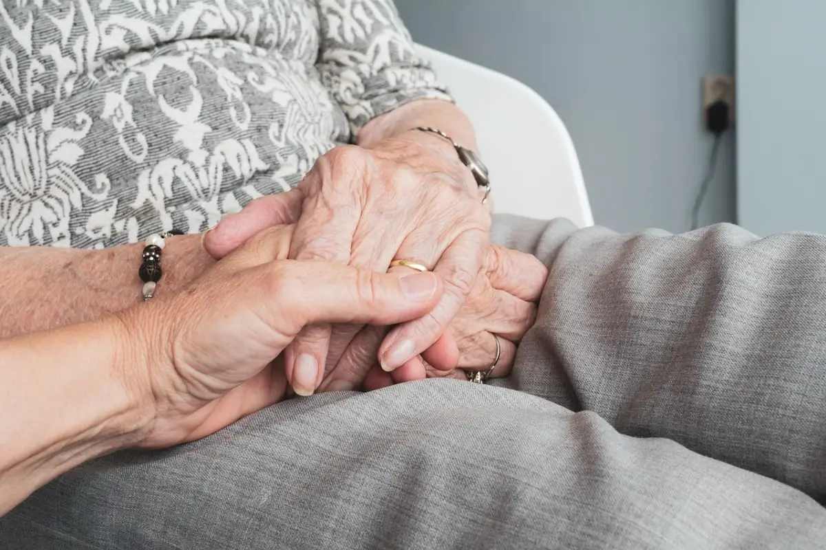 Quali sono le principali agevolazioni e vantaggi per chi ha più di 65 anni in Italia? Scopri diritti, sconti e opportunità