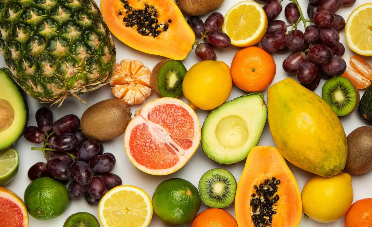 Scopri quale frutto mangiare ogni giorno per migliorare salute e benessere