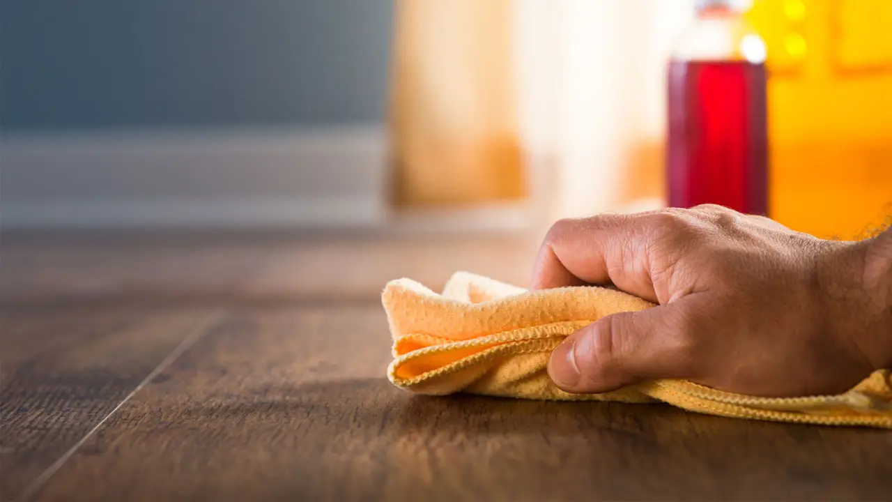 Oli naturali per la cura dei mobili in legno: quali scegliere e perché fanno la differenza in casa