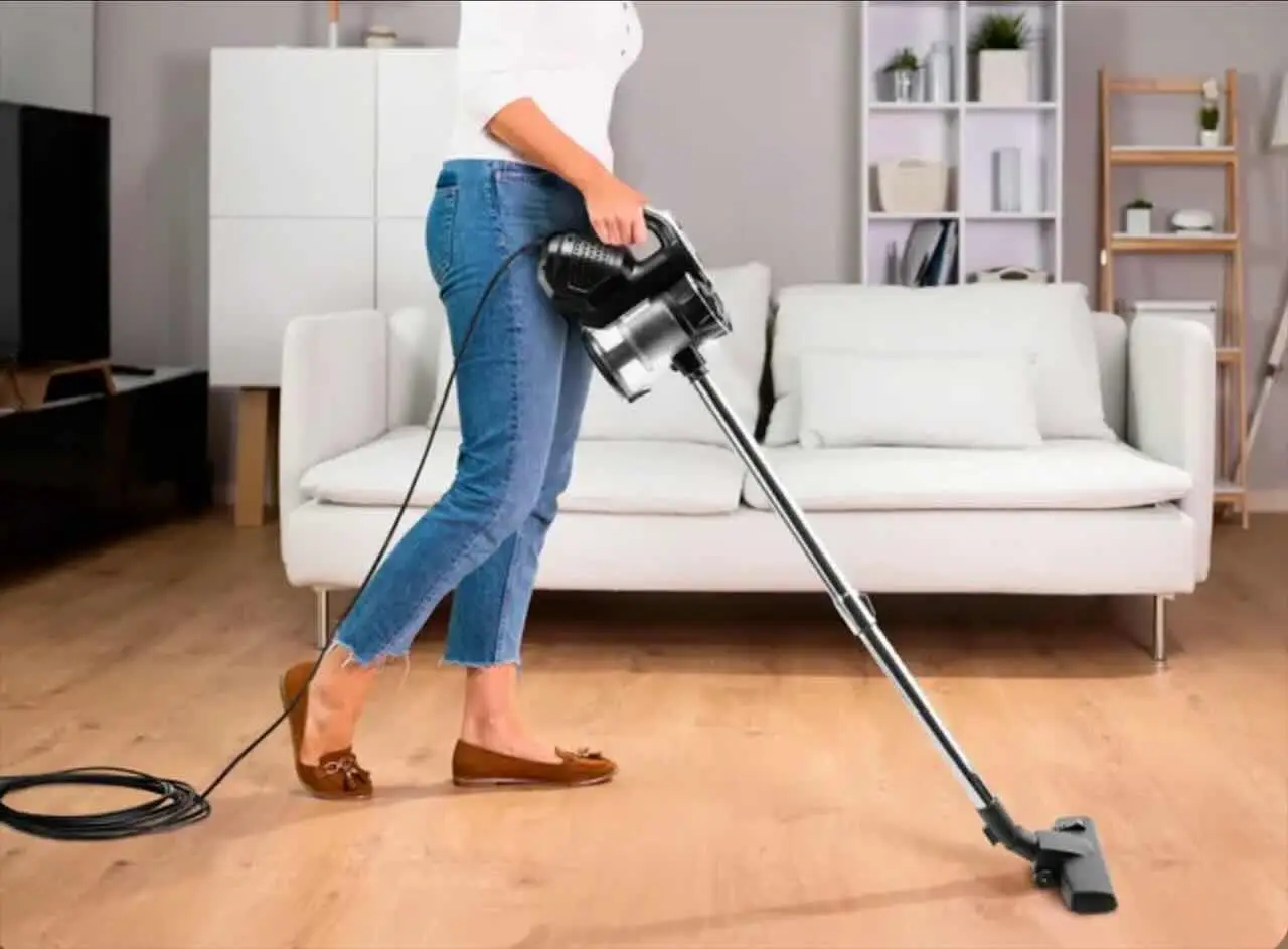 Passare l’aspirapolvere brucia più calorie di una camminata lenta: ecco i dati