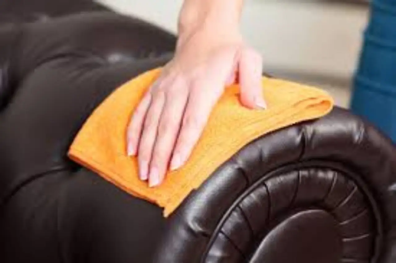 Trucco semplice per eliminare l’odore di sudore dal divano: ecco cosa funziona subito