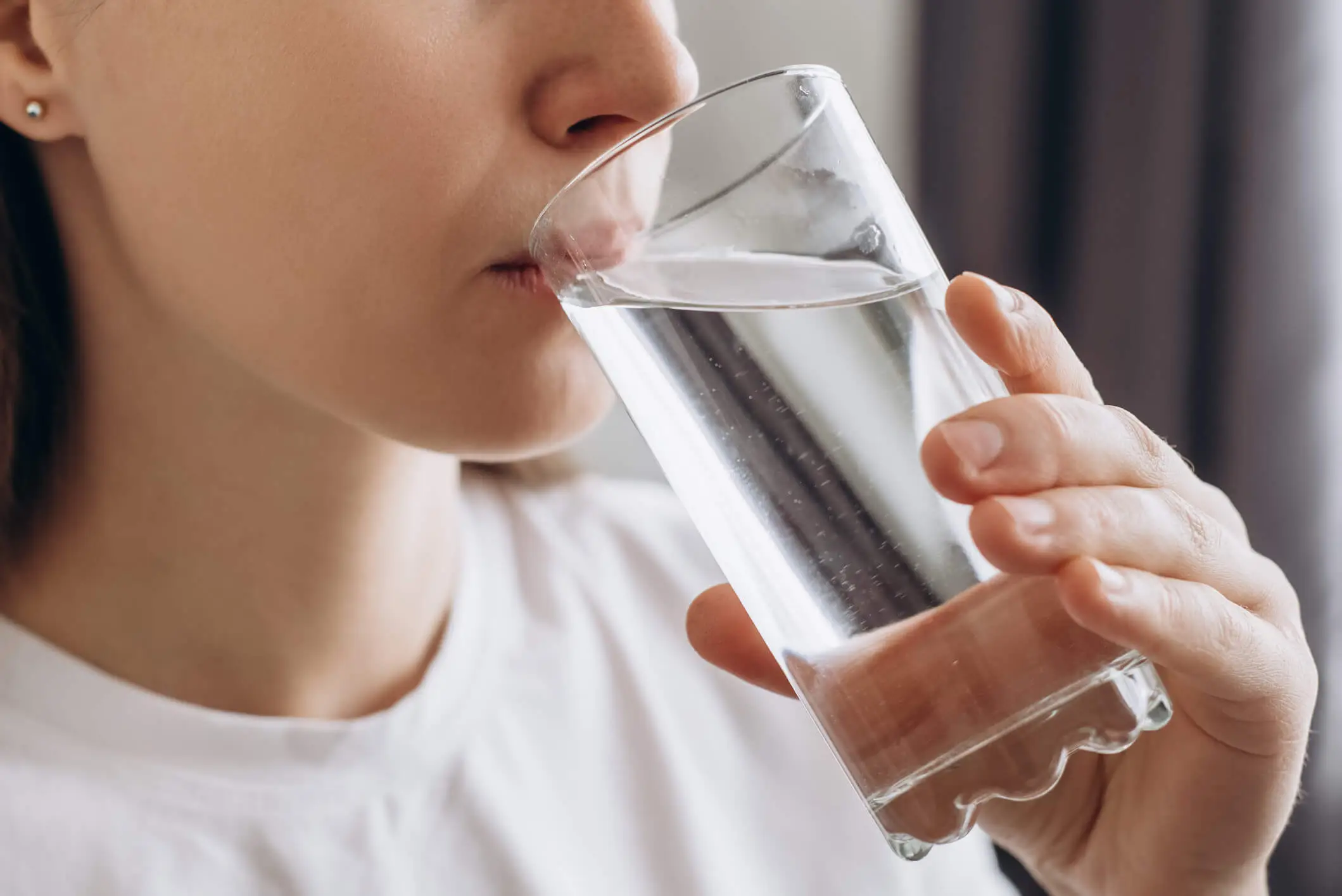 Bere acqua calda ogni mattina fa davvero bene? Ecco i benefici, secondo i nutrizionisti