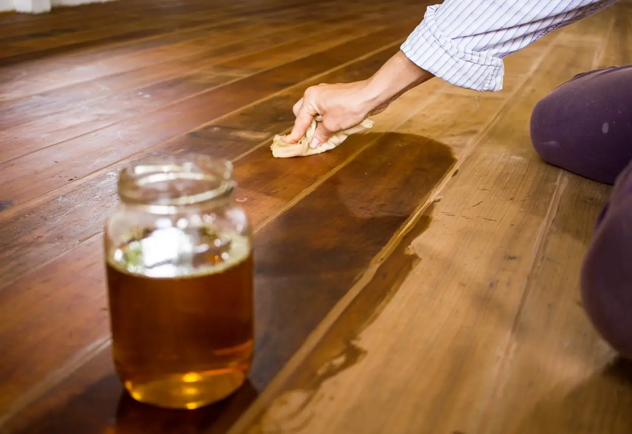 Come proteggere il legno in estate: usa l’olio di lino
