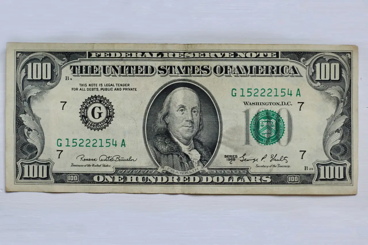 Non hai mai visto un dollaro USA antico? Guarda com’è e quanto vale