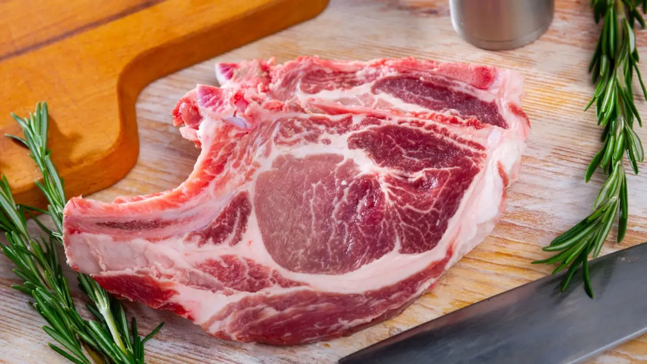 Ecco cosa succede al tuo corpo se mangi carne di maiale: rischi ed effetti sulla salute